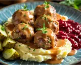 Pyszne szwedzkie jedzenie: klopsiki w sosie, puree ziemniaczane, pikle i żurawina.