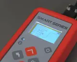 Urządzenie SMART SERIES mierzy czujnik położenia przepustnicy. Wyświetla napięcie wyjściowe, wartości maksymalne i minimalne oraz wykres.