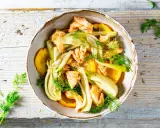 Schonend gegarter Fisch mit Fenchel und Orangen im Ofen, garniert mit frischem Dill. Ein leichtes Gericht, das den Geschmack des Meeres einfängt.
