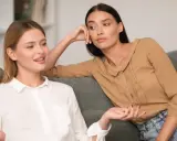 Una mujer habla animadamente, mientras otra, con expresión de aburrimiento, parece sufrir amistades tóxicas.