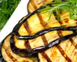 Gegrillte Auberginenscheiben mit Kräutern garniert. Perfekt für ein leckeres Aubergine einlegen.