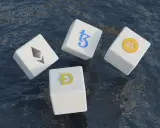 Kostki z symbolami kryptowalut (Bitcoin, Ethereum, Dogecoin, Tezos) unoszą się na wodzie, symbolizując zmienność i potencjał technologii block chain.