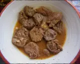 Tiernos trozos de solomillo al ajillo, nadando en una sabrosa salsa con ajo.