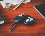 Kluczyki do auta, notes, telefon, długopis i pieniądze. Rozważasz sprzedaż środka trwałego a składka zdrowotna?