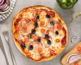 Jak zrobić pizzę z gotowego ciasta? Chrupiący spód gwarantowany!