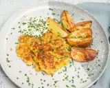 Majskolvspannkakor med klyftpotatis och en klick gräddfil, toppat med gräslök. En härlig rätt med smak av majs.
