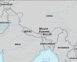 Mapa pokazuje, gdzie leży Mount Everest, na granicy Nepalu i Chin, w Himalajach.