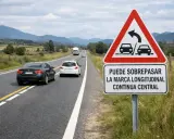 Señal de tráfico que indica que se puede rebasar la marca longitudinal continua central.