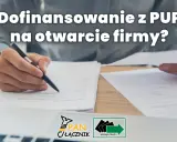 Osoba wypełnia dokumenty, szukając dofinansowania z PUP na otwarcie firmy. Logo "Pan Łącznik" i "Urząd Pracy" sugerują pomoc w tym procesie.
