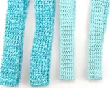 Tiras de crochet en tonos azules y celestes, de diferentes anchos y texturas.