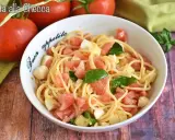 Spaghetti freschi con pomodorini, mozzarella e basilico, un piatto estivo perfetto: pasta alla checca.