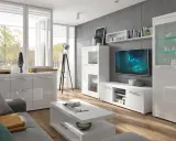 Nowoczesny salon z dużym oknem i wykuszem w domu. Białe meble, szara ściana, telewizor.