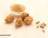 Racines de maca séchées, poudre de maca et gélules sur fond de bois clair. Le maca, une plante péruvienne, est présenté sous différentes formes.