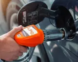 Tankowanie auta gazem LPG. Pomarańczowa końcówka dystrybutora z napisem "AUTOGAS LPG" jest wkładana do baku pojazdu.