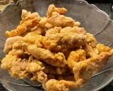 En skål med krispigt, gyllene korean fried chicken. Perfekt för en festlig kväll!