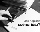 Ręka z sygnetem stempluje dokument "COMPLETE". Obok stos papierów i pytanie "Jak napisać scenariusz?". Może to początek erotycznego opowiadania o pisaniu scenariusza?