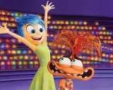 Alegría, del reves 2, salta feliz junto a un personaje naranja con pelo de fuego y ojos saltones, en un escenario de luces de colores.
