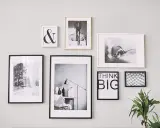 Galeria ścienna z inspirującymi grafikami, jak powiesić 3 obrazy na ścianie, tworząc stylową kompozycję.