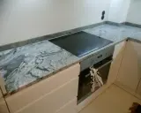 Elegancki blat granitowy 2 czy 3 cm z wbudowaną płytą indukcyjną i piekarnikiem.