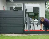 Man bygger ett modernt vindskydd till altanen. Inspiration för ditt eget utomhusprojekt.