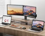 Dwa monitory i dwa laptopy na biurku. Dowiedz się, jak podłączyć dwa monitory do laptopa z jednym HDMI, używając stacji dokującej.