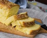 Puszyste ciasto drożdżowe z kruszonką, pokrojone na kromki, jak z przepisu na ciasto drożdżowe babci.