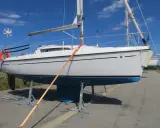 Voilier Sun Odyssey 24.1 blanc sur bers, prêt pour l'aventure.