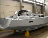 Bateau en aluminium en construction, prêt à affronter l'eau de mer.
