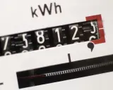 Stromzähler zeigt 27581,2 kWh an. Dies könnte den Stromverbrauch pro Kopf in einem Haushalt widerspiegeln.