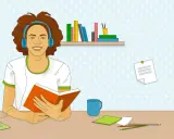 Junge mit Kopfhörern und Buch, genießt Musik beim Lernen. Auf dem Schreibtisch liegen Bücher, Stifte und eine Tasse.
