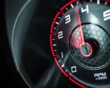 El tacómetro muestra que mi coche se revoluciona solo en punto muerto, con la aguja roja apuntando entre 2 y 3.