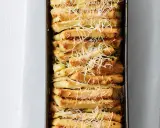 Zupfbrot-Rezept: Goldbraunes, überbackenes Brot mit Käse und Kräutern in einer Kastenform, bereit zum Zupfen.