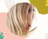 Blond włosy, które wyglądają na suche po farbowaniu, opadają na twarz kobiety. Tło ozdobione jest abstrakcyjnymi kształtami.