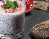 Chia-Samen-Pudding mit Granatapfel und Minze. Bei übermäßigem Verzehr können Chia-Samen Nebenwirkungen haben, auch für die Leber.