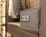 Armario con ropa y una caja fuerte lista para camuflar.