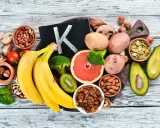 Banany, ziemniaki, brokuły, awokado, orzechy i suszone owoce to produkty, w których witamina K występuje.