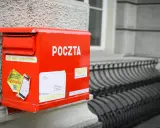 Czerwona skrzynka pocztowa z napisem "POCZTA". Można tu wysłać paczkę za granicę, listy i inne przesyłki.