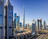 Nowoczesne wieżowce Dubaju, w tym Burj Khalifa, na tle błękitnego nieba. Widać autostrady i linie lotnicze Dubaj.