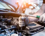 Mecánico revisa el motor de un coche. Aprende como saber si un motor esta quemado observando los componentes.