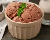 Schokoladeneis, frisch zubereitet, in einer Schale mit Minze garniert. Perfekt, um eis selber machen zu lernen.