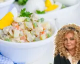 Sałatka jarzynowa Magdy Gessler, pełna warzyw i jajek, wygląda pysznie.