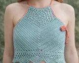 Top de crochet azul con detalles calados y flecos. Perfecto para lucir puntos calados de verano a dos agujas.