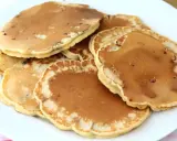 Pile de pancakes dorés aux pépites de chocolat, parfaits pour une recette gourmande.