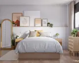 Dormitorio con cama blanca, mesitas de noche de madera y un espejo arqueado. Arte de pared con temática natural y plantas. Feng shui espejos encima del cabecero de la cama para armonía.
