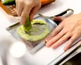 Ręka trze korzeń wasabi o tarkę. To właśnie tak powstaje świeże wasabi, które dodaje ostrości potrawom.