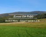 Zielone łąki i zalesione wzgórza Beskidu Małego. Szlaki prowadzą na szczyt Czupel (930 m n.p.m.), część Korony Gór Polski.