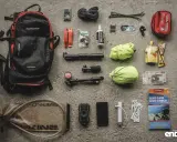 Plecak Kross, multitool, dętka, pompka, apteczka, jedzenie, pieniądze i mapa – oto, co zabrać w góry na rowerową wyprawę.
