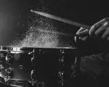 Legalne podkłady muzyczne: Darmowe, płatne i AI co musisz wiedzieć?