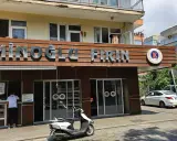 Przed piekarnią "Eminoglu Firin" z napisem "cześć po turecku" stoi skuter.