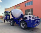 Camión hormigonera azul y blanco, un ejemplo de los diversos tipos de hormigoneras, listo para la obra.